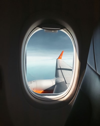 白色和灰色的飞机窗户